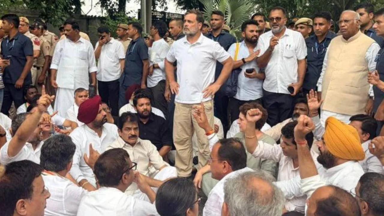 लाठीचार्ज के विरोध में राहुल-प्रियंका का पीएम आवास तक मार्च, इस्तीफे की मांग को लेकर नारेबाजी