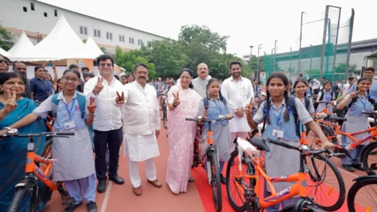दिल्ली सीएम रेखा गुप्ता छात्राओं को साइकिल वितरित करते हुए