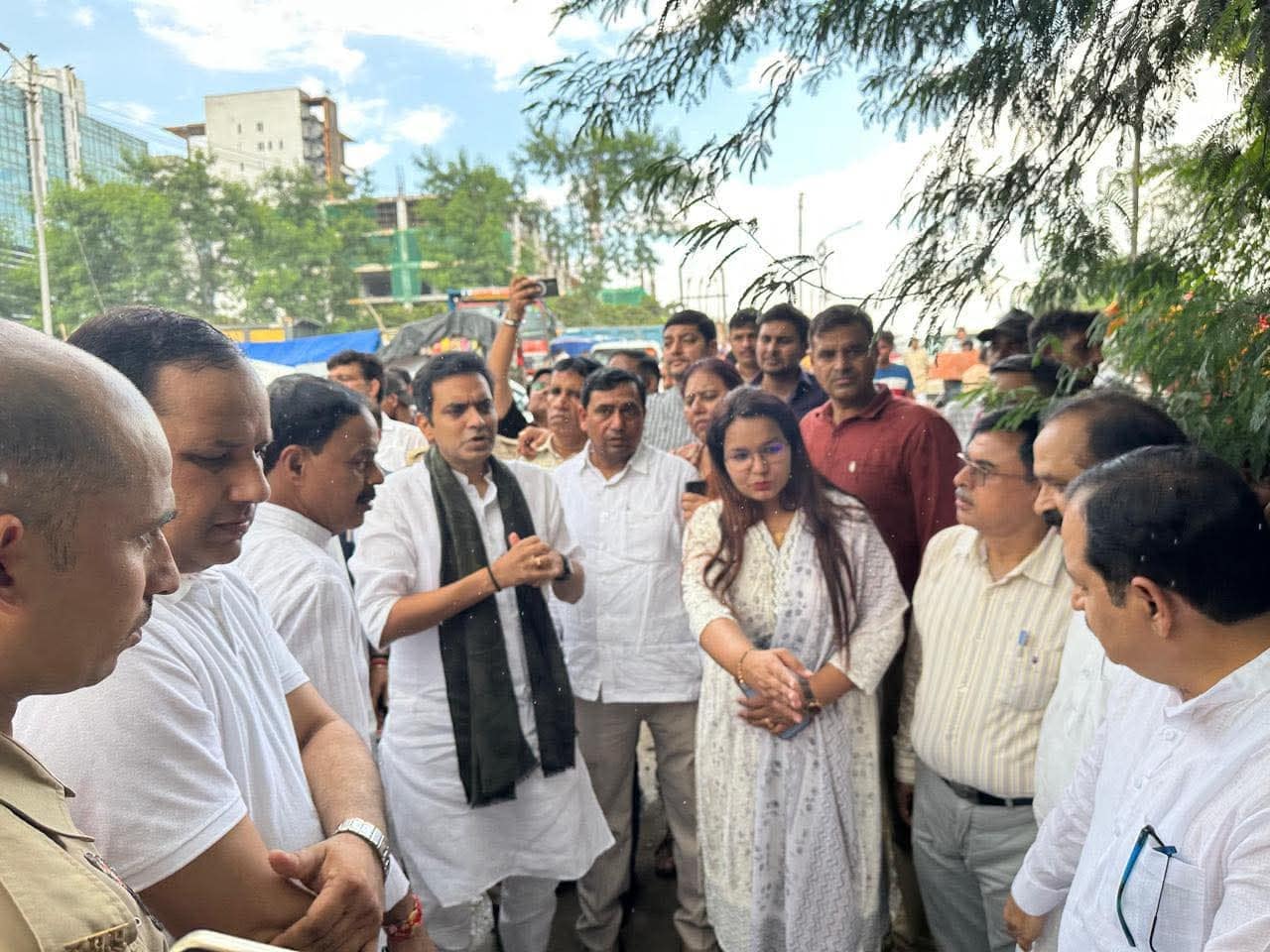 नोएडा में यमुना बाढ़: विधायक पंकज सिंह ने हालात का जायजा लिया, राहत सामग्री बांटी