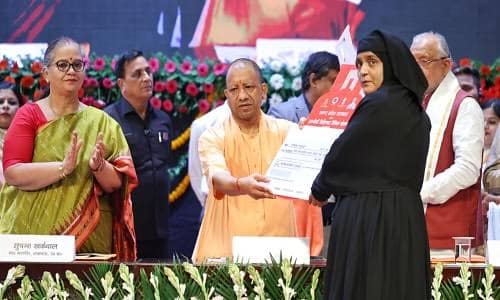 दीपावली पर स्वदेशी अपनाएं, गरीबों की करें मदद: योगी आदित्यनाथ
