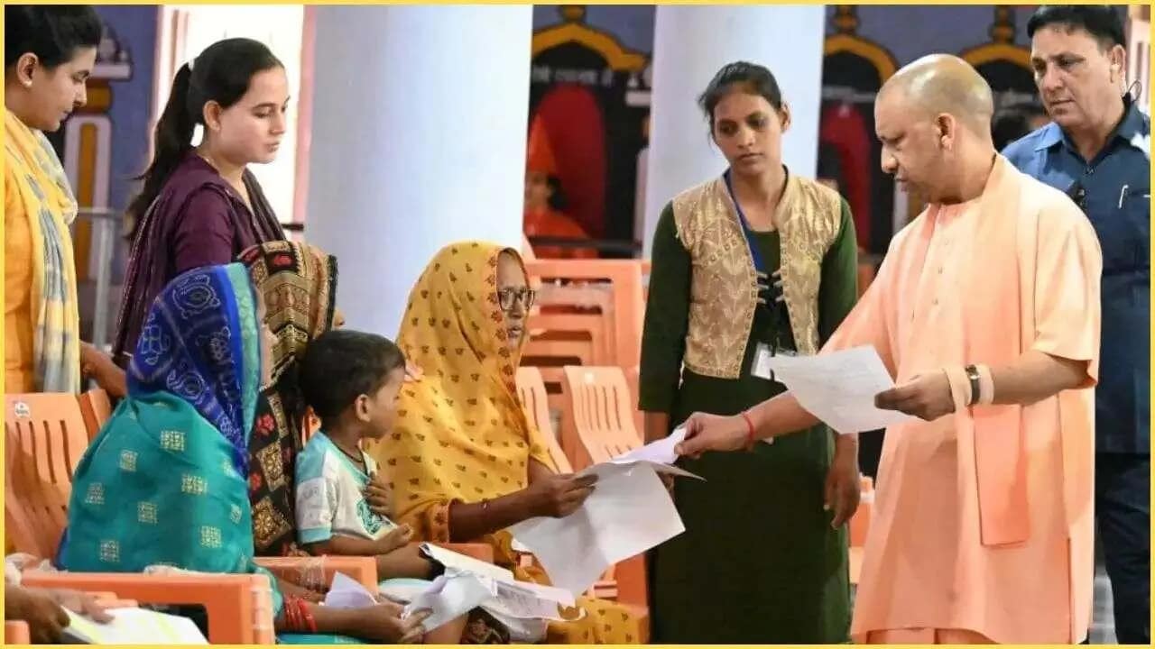 यूपी में महिलाएं बनीं कामकाजी, योगी सरकार की योजनाओं का कमाल