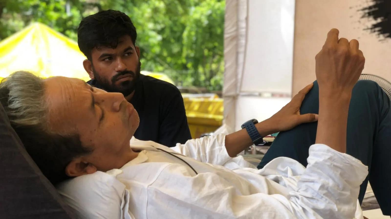 कॉकरोच जनता पार्टी के अभिजीत दीपके जंतर मंतर पर प्रदर्शन के दौरान बयान देते हुए