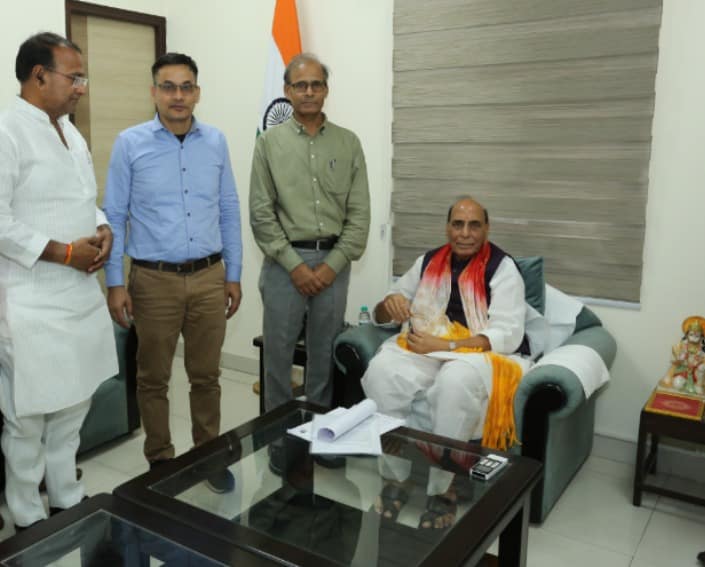 रक्षा मंत्री राजनाथ सिंह के जन्मदिन पर दिल्ली में मुलाकात