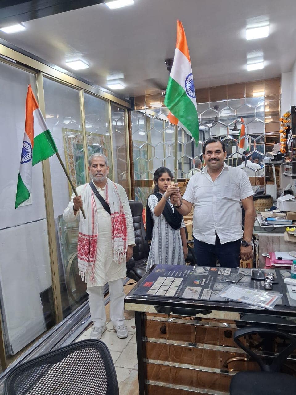 अखंड राजपूताना सेवा संघ के पदाधिकारी हर घर तिरंगा अभियान की अपील करते हुए