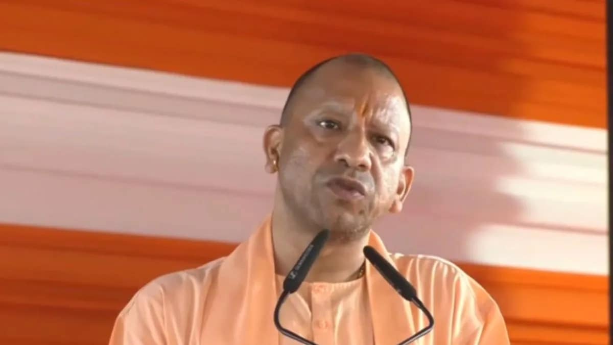 मुख्यमंत्री योगी आदित्यनाथ आगरा में जनसभा को संबोधित करते हुए