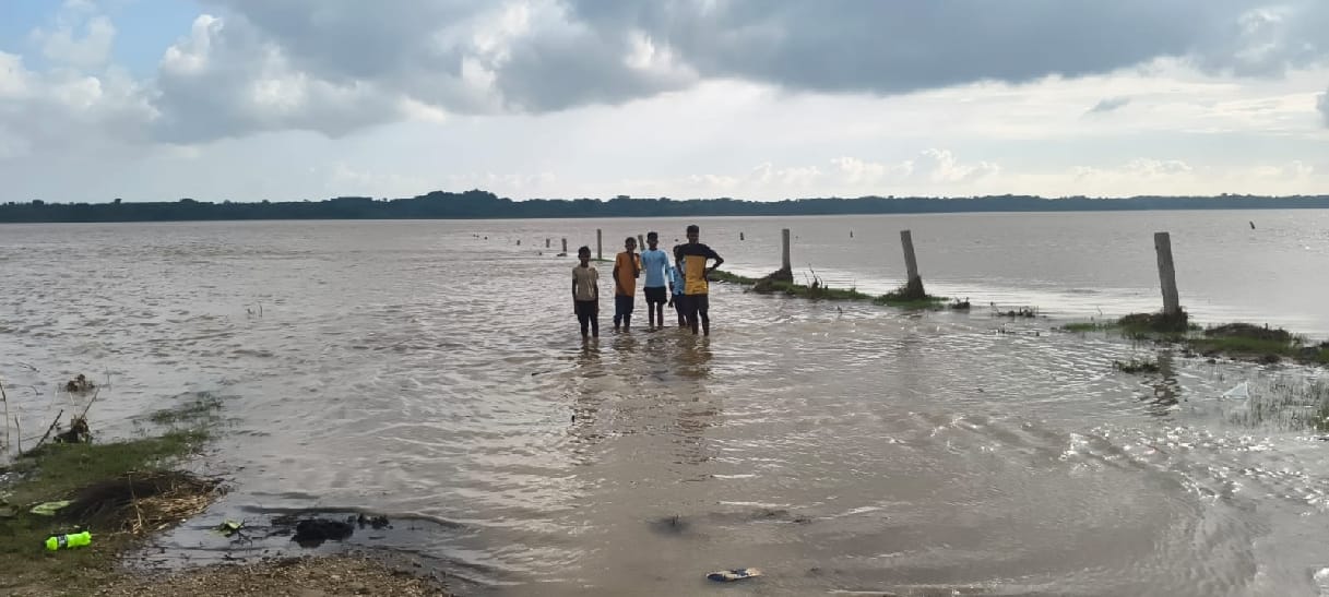 गंगा-यमुना समेत कई नदियां उफान पर, यूपी के दर्जनों जिले अलर्ट पर। जानें कानपुर से वाराणसी तक बाढ़ राहत शिविर, लाइफ जैकेट और राहत किट की पूरी तैयारी।