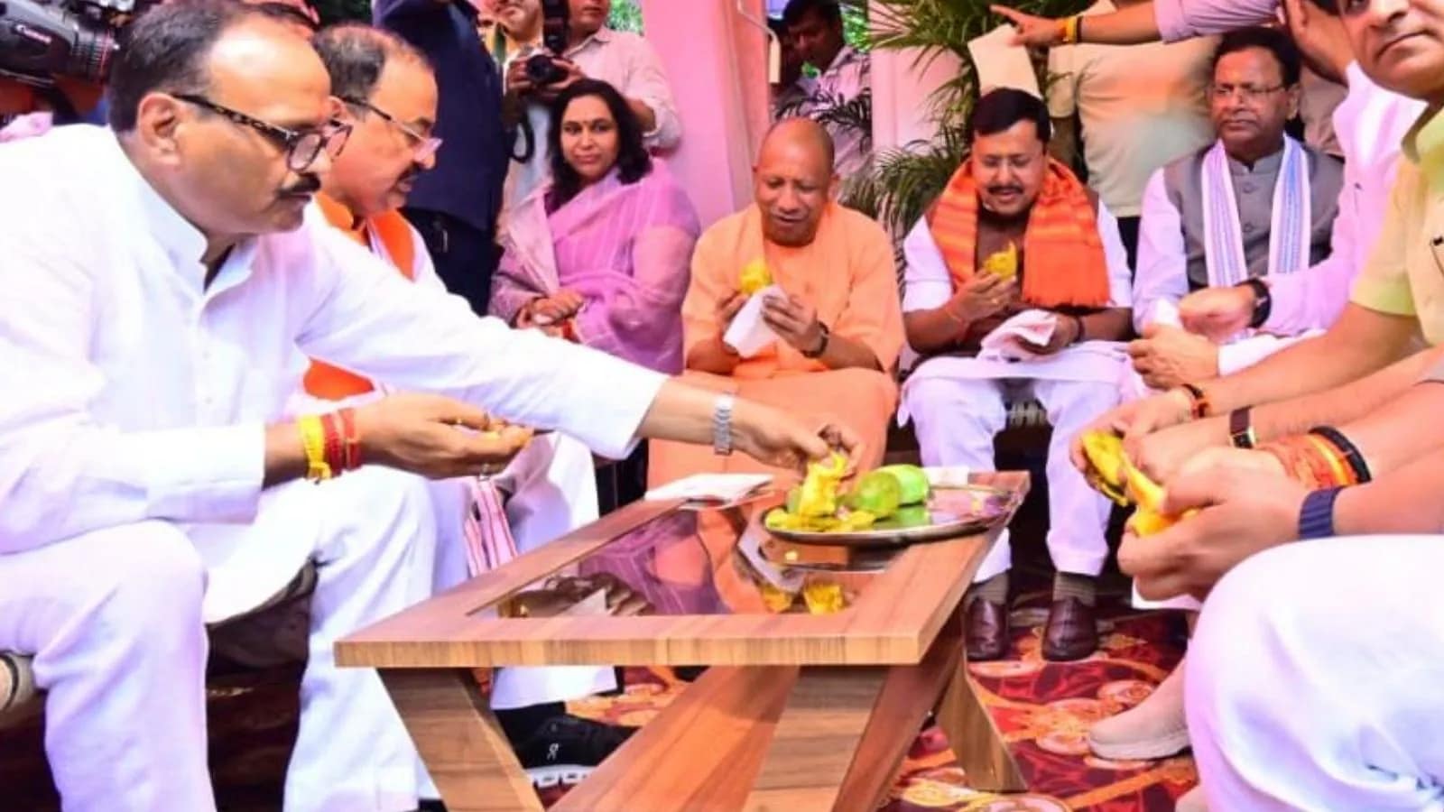 ब्रजेश पाठक आम पार्टी: चारपाई पर बैठकर मलिहाबादी आम का लुत्फ उठाते दिखे योगी-नितिन नवीन, अवधी अंदाज ने बढ़ाई सपा की बेचैनी