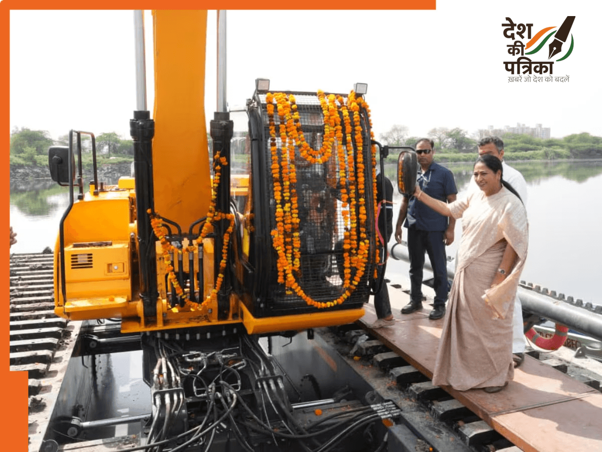 पंखा रोड नाली सफाई: दिल्ली सीएम रेखा गुप्ता ने लॉन्च की एंफिबियस मशीन, मानसून से पहले जलभराव रोकने की तैयारी