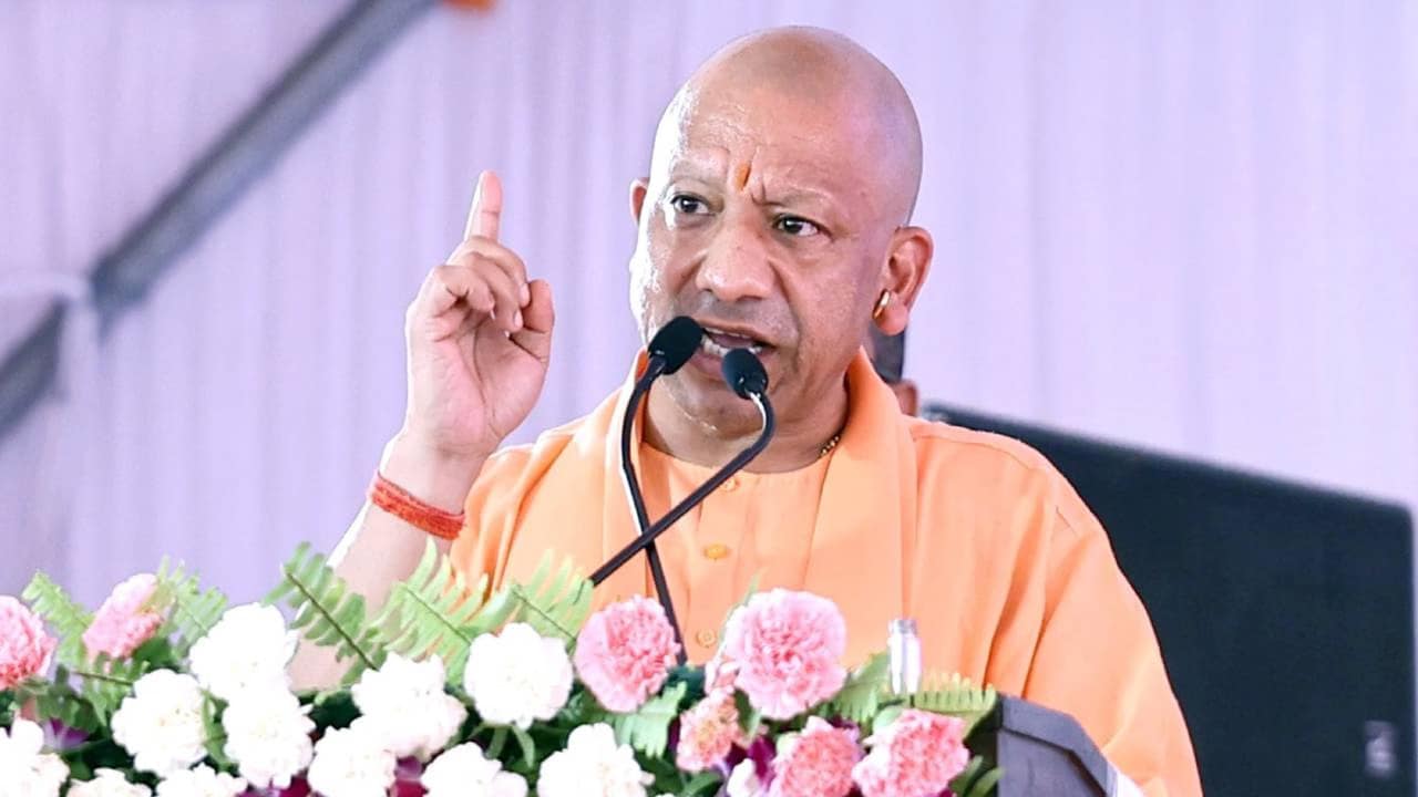 CM योगी का हाथरस दौरा: 548 करोड़ की परियोजनाओं का लोकार्पण, काली साड़ी-शर्ट पहनकर आए लोगों को रोका गया