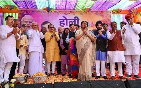 होली की मिठास, सरकारी सौगात — CM रेखा गुप्ता ने इस बार रंगों के साथ बाँटी असली खुशियाँ