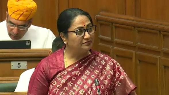 दिल्ली CM रेखा गुप्ता: AAP पर हमलावर, LG से मुलाकात और बजट की तैयारी — आज की पूरी अपडेट