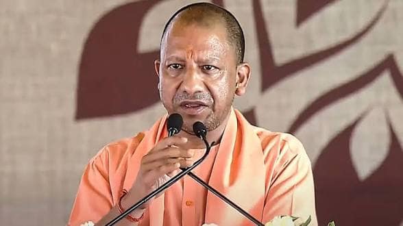 CM योगी का सख्त ऐलान: ‘सड़क पर नमाज नहीं होगी’ — UP में क्या बदलने वाला है?