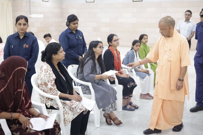 सीएम योगी का जनता दर्शन: अतिक्रमण कतई बर्दाश्त नहीं, आरोपियों पर तत्काल करें कार्रवाई