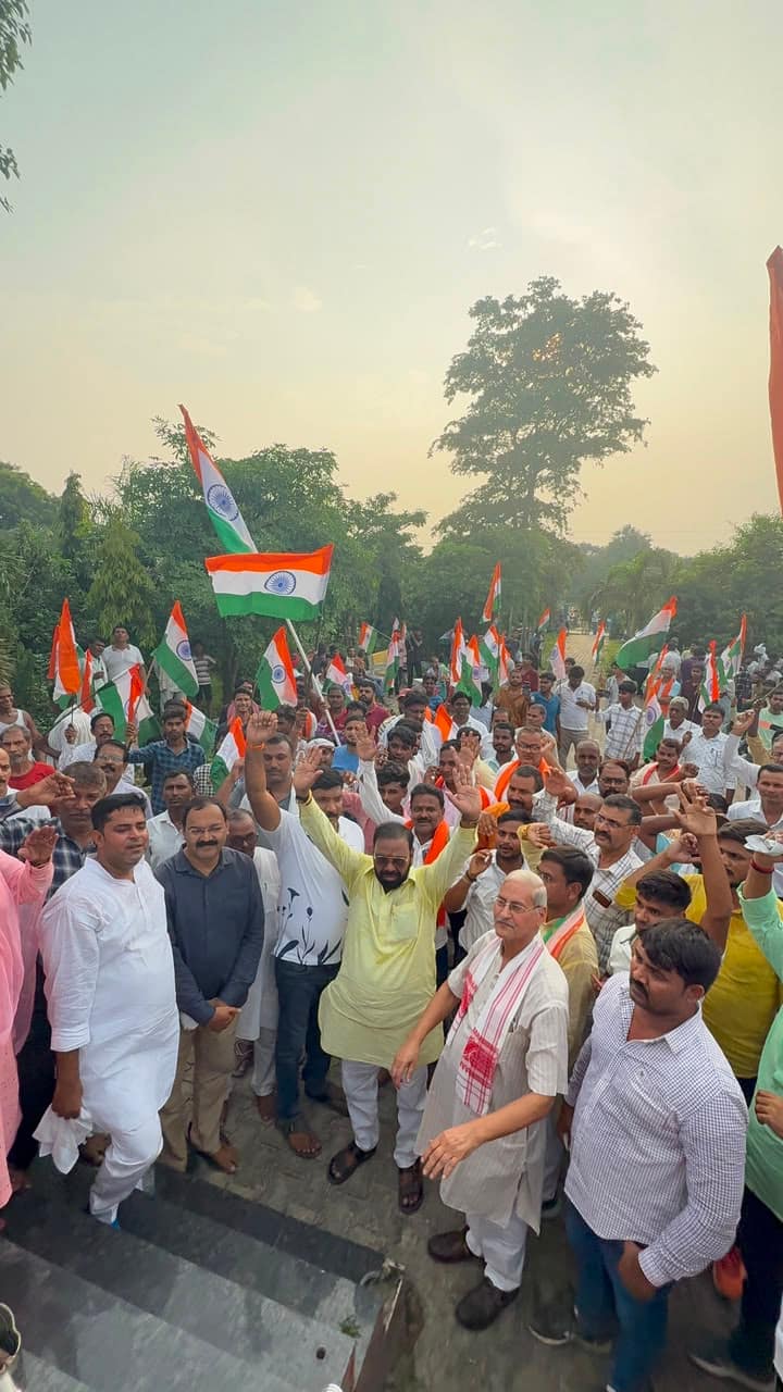 केराकत विधानसभा क्षेत्र के बजरंगनगर मंडल में निकली ऐतिहासिक तिरंगा यात्रा, शहीद स्मारक पर दी श्रद्धांजलि
