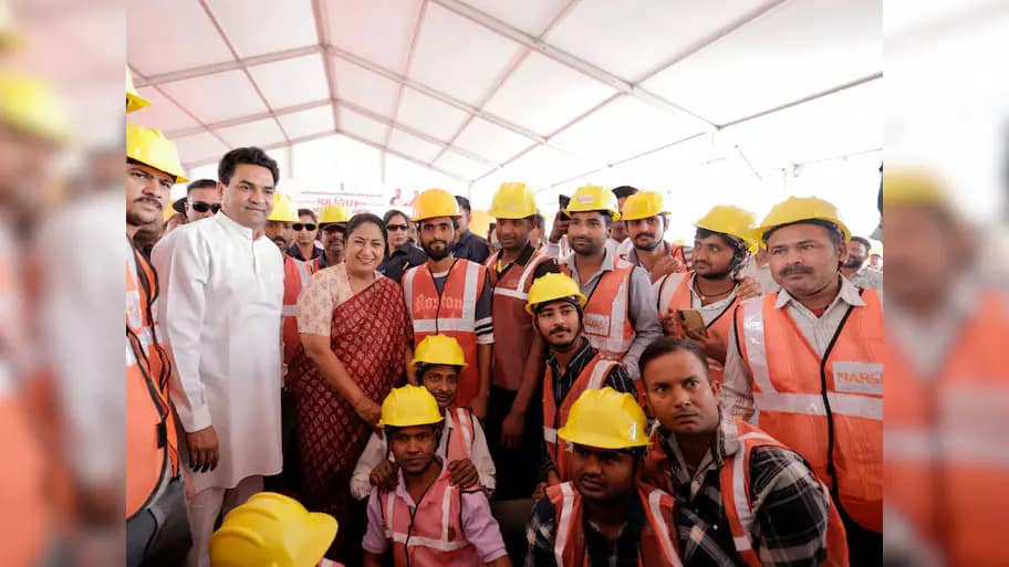 दिल्ली में श्रमिक सम्मान समारोह: सीएम रेखा गुप्ता ने 1000 श्रमिकों को दी सुरक्षा किट, कौशल विकास अभियान भी शुरू