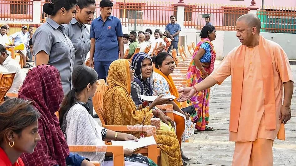 सीएम योगी जनता दर्शन: फरियादियों की सुनी फरियाद, कहा- 25 करोड़ प्रदेशवासियों के हित में कार्य कर रही सरकार