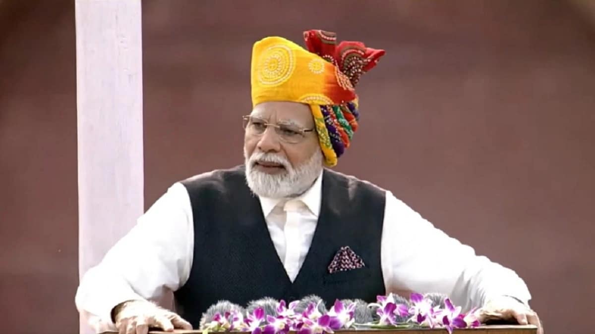 लाल किले से पीएम मोदी के स्वतंत्रता दिवस भाषण और भारत की वर्ष कुंडली का प्रतीकात्मक चित्र