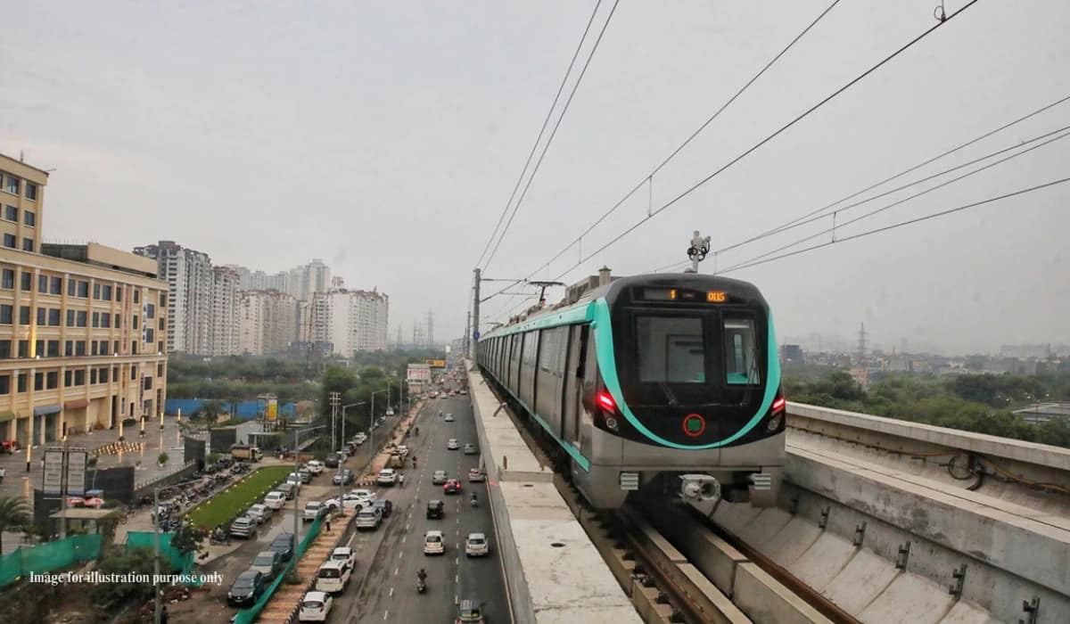नोएडा मेट्रो स्टेशन पर NCMC कार्ड से भुगतान करते यात्री
