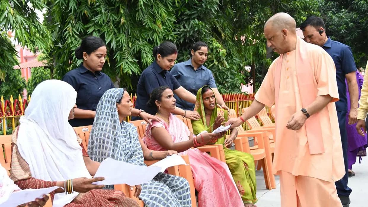 गोरखपुर जनता दर्शन: सीएम योगी ने सुनीं 200 लोगों की फरियादें, अधिकारियों को दी सख्त हिदायत