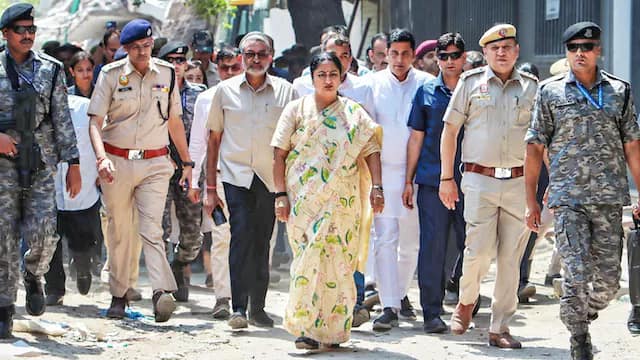 दिल्ली में इमारत गिरी, CM रेखा गुप्ता पहुंचीं मौके पर — सभी अवैध निर्माणों पर होगी कार्रवाई